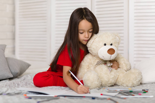 little child girl draws with pencils at home - Φωτογραφία, εικόνα