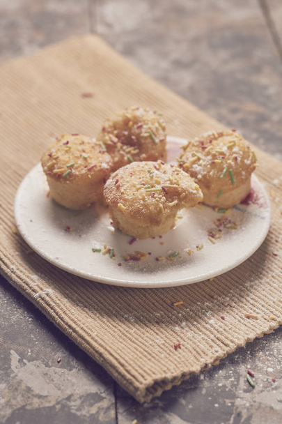 muffins com batatas fritas açucaradas e café
 - Foto, Imagem