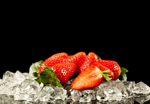 strawberry on black background. strawberries with ice cubes on - Fotoğraf, Görsel