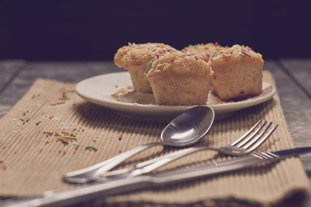 magdalenas con patatas fritas azucaradas y café
 - Foto, imagen