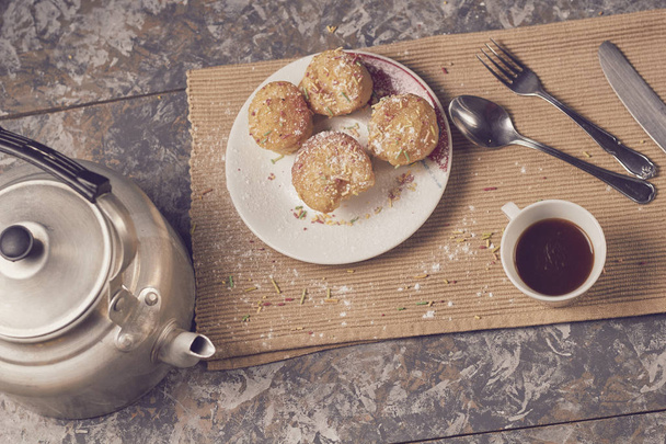 Muffins mit zuckerhaltigen Chips und Kaffee - Foto, Bild