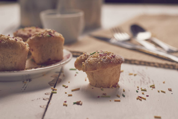 Muffins mit zuckerhaltigen Chips und Kaffee - Foto, Bild
