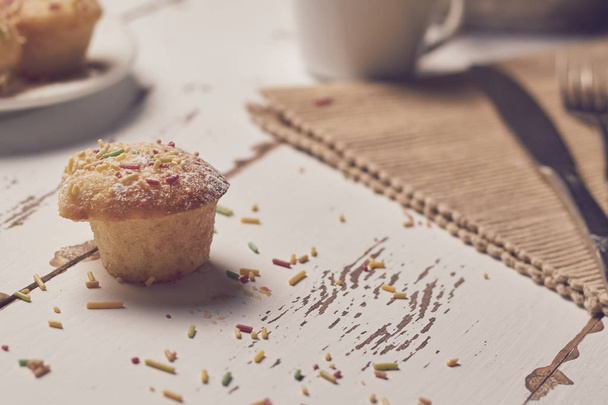 кексы с сладкими чипсами и кофе
 - Фото, изображение