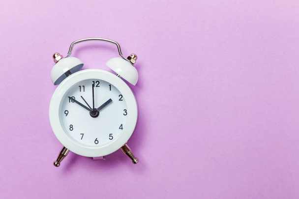 Reloj despertador Vintage Aislado sobre fondo violeta pastel
 - Foto, imagen