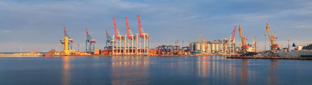 Chargement du grain au navire dans le port. Vue panoramique du navire, grues et autres infrastructures du port
. - Photo, image