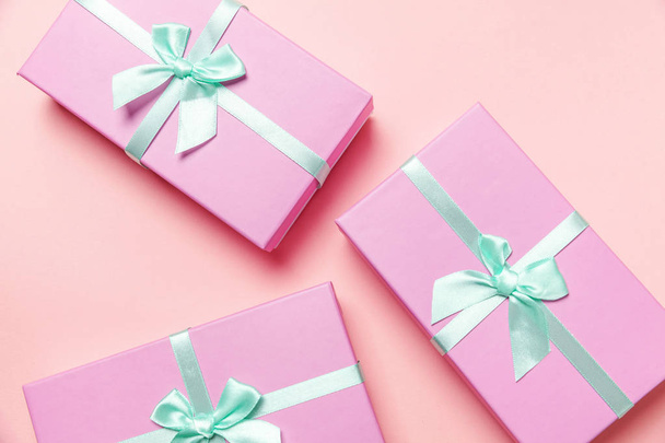 Weihnachten Silvester Geburtstag valentine Feier präsentieren romantisches Konzept. drei rosa Geschenk-Box isoliert auf rosa Hintergrund - Foto, Bild
