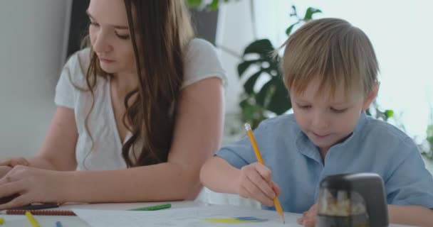 Mom praises two sons for their drawings. Family support and childcare, motherhood - Filmati, video