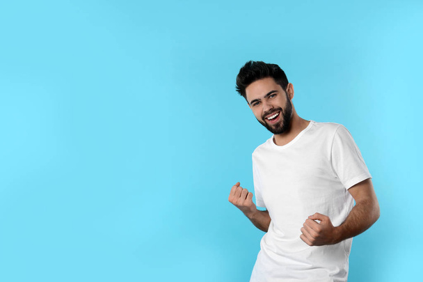 Portrait of happy young man on color background. Space for text - Foto, Imagen