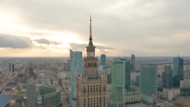 Letecký pohled na Varšavské dawntown, Palác kultury, Polsko - Záběry, video