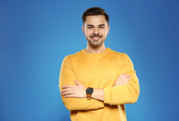 Portrait of handsome young man on color background - Foto, afbeelding