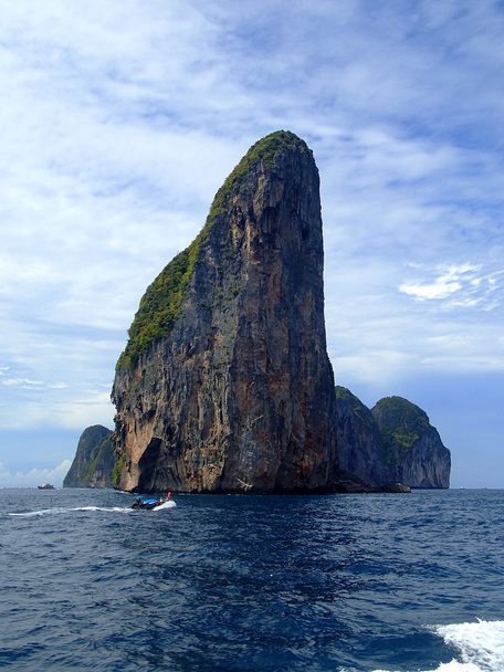 Linda ilha Phi Phi com céu azul
 - Foto, Imagem