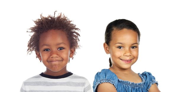 Dos adorables niños africanos y latinos aislados sobre un fondo blanco
 - Foto, Imagen