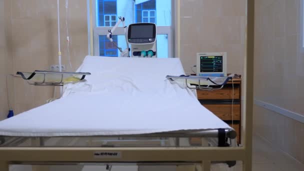 Ziekenhuis kamer met lege bed. Medische hervorming backround. Gratis geneeskunde concept. EHBO kamer in het ziekenhuis. - Video