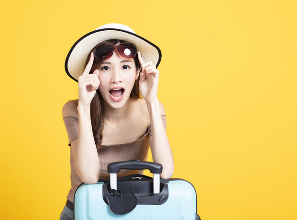 mujer turista feliz en sombrero de verano sosteniendo gafas de sol y suitca
 - Foto, imagen