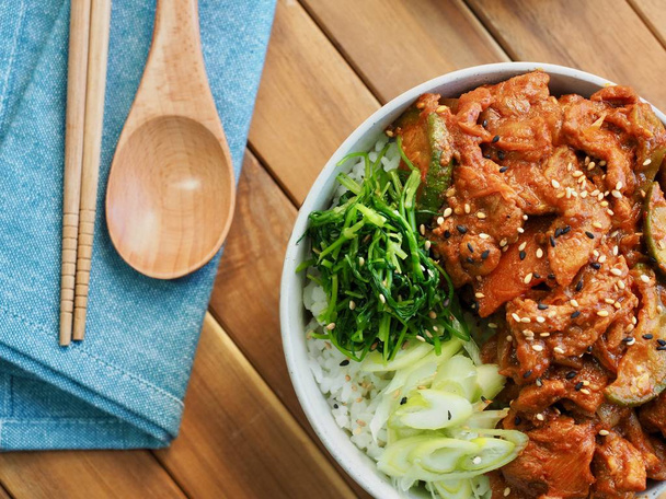 koreanisches Essen jeyuk-deopbap, würzgebratenes Schweinefleisch mit Reis - Foto, Bild