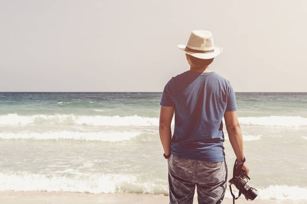 Close up tourist holding camera on tropical beach and  sea. Summ - Φωτογραφία, εικόνα