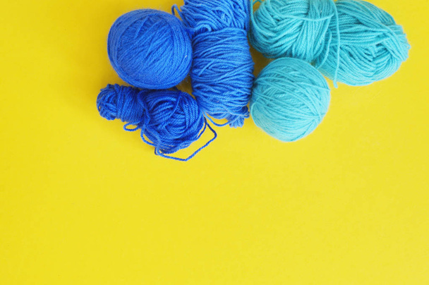 Blue ball of woollen thread. Threads, wool, blue and turquoise colors with a pair of scissors. - Fotoğraf, Görsel