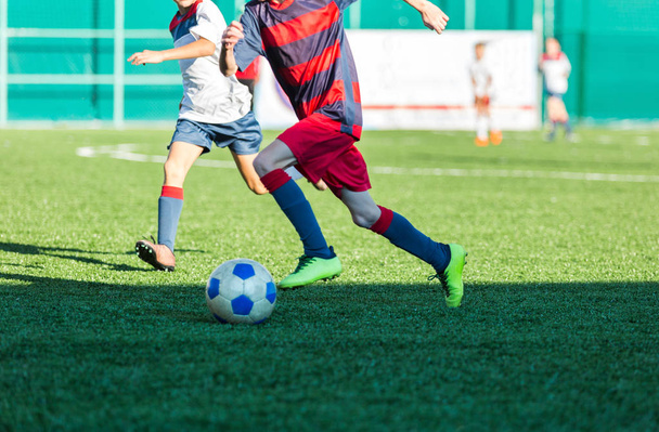 Labdarúgás képzés foci gyerekeknek. Fiú fut rúgások dribbles futball-labdák. Fiatal labdarúgók csöpög és kick futball labda a játékban. Képzés, aktív életmód, sport, gyermekaktivitási koncepció - Fotó, kép