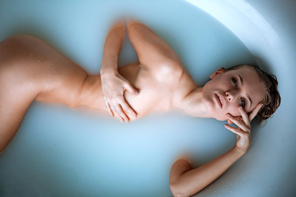 Mooi naakt meisje in de badkamer - Foto, afbeelding