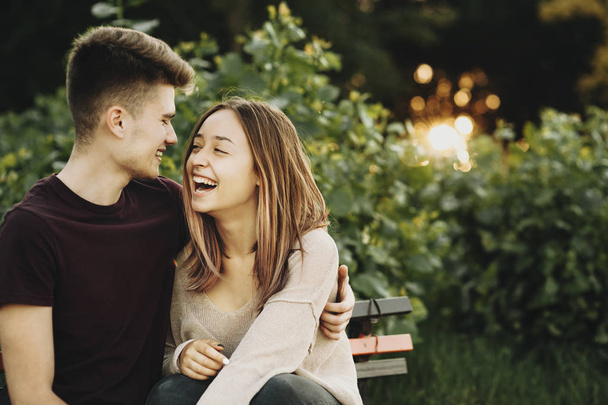 Πορτρέτο της γοητευτικό Καυκάσιος ζευγάρι έχει τη διασκέδαση γελώντας lookin - Φωτογραφία, εικόνα