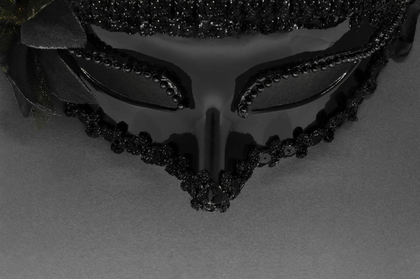 Máscara de carnaval negro sobre fondo negro
 - Foto, Imagen
