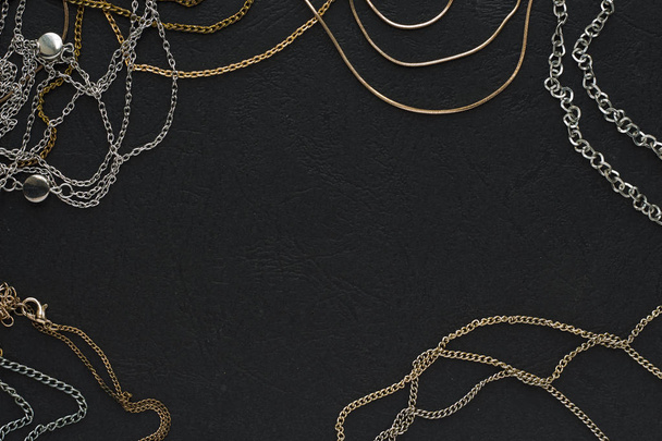 Όμορφη λαμπερά κοσμήματα σε μαύρο φόντο, μινιμαλισμό. Επίπεδη lay, κορυφαία προβολή, αντιγραφή θέση - Φωτογραφία, εικόνα