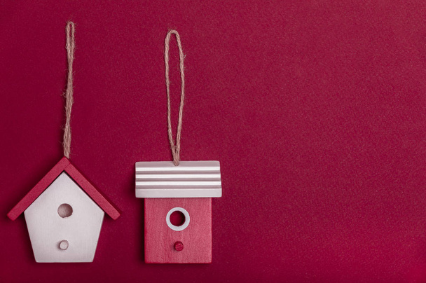 petites maisons sur toile rouge, nichoirs
 - Photo, image