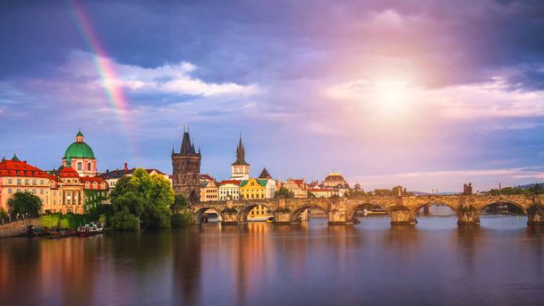 Sateenkaari Kaarlen sillan yllä kesämyrskyn jälkeen, Praha
, - Valokuva, kuva