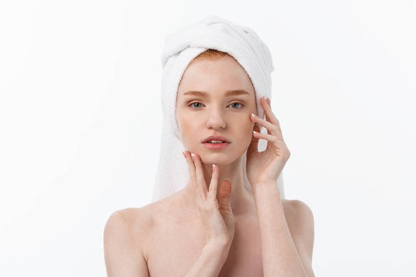 hermosa modelo aplicando tratamiento de crema cosmética en su cara en blanco
. - Foto, imagen