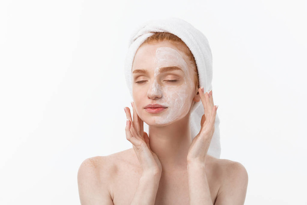 krásný model použití kosmetika krém na obličej na bílém. - Fotografie, Obrázek