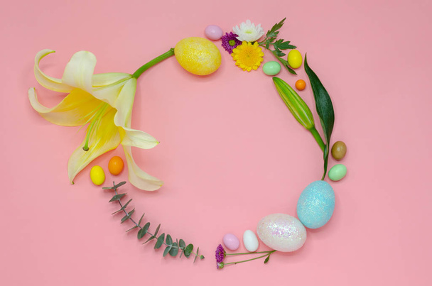 Πασχαλινό στεφάνι διάταξη από πολύχρωμα αυγά λάμψη και λουλούδια. - Φωτογραφία, εικόνα