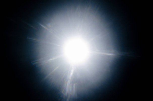 Éclair de soleil naturel abstrait ou étoile lointaine sur le fond noir
 - Photo, image