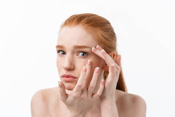 Jeune femme caucsienne serre l'acné sur le visage de la beauté
 - Photo, image