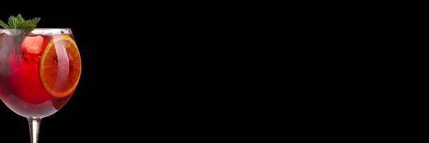 Вкусный алкогольный модный коктейль со свежими ягодами на черном фоне. Широкий формат
. - Фото, изображение
