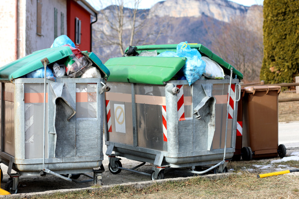 dumpsters of garbage in the city - Foto, Bild