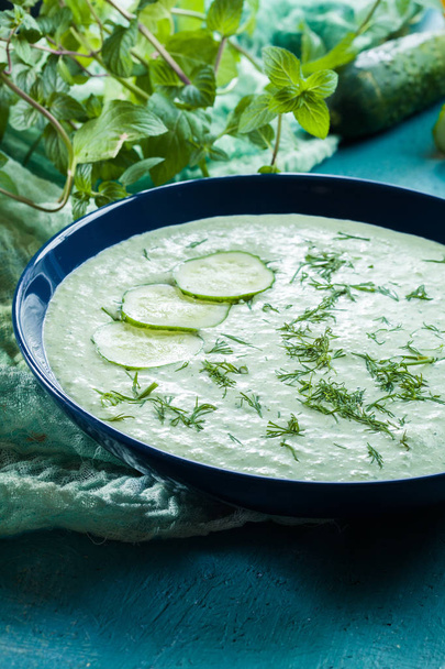 Cold cucumber soup with cucumber, dill and mint - Foto, Imagem