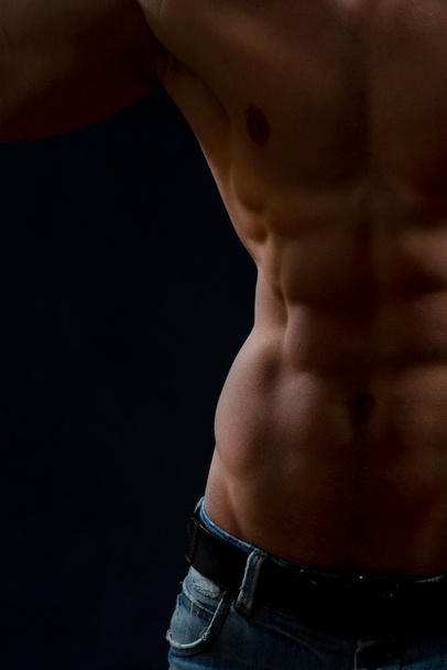 Сильне спортивне тіло людини
 - Фото, зображення