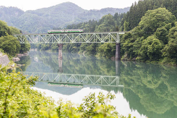 Tadami-Eisenbahnlinie und Tadami-Fluss in der Sommersaison in der Präfektur Fukushima. - Foto, Bild