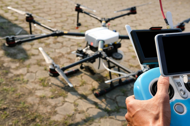 Hombre controlando el dron agrícola. controlador remoto
 - Foto, imagen