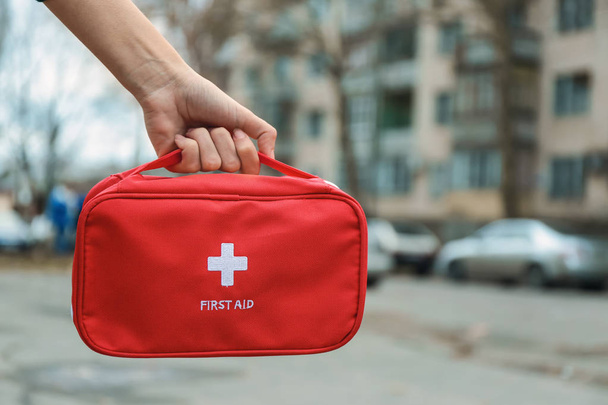 İlk yardım çantası açık havada kadınla - Fotoğraf, Görsel