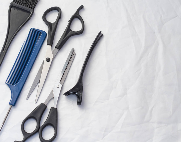 composição plana com ferramentas de cabeleireiro profissionais em fundo branco, com espaço de cópia
 - Foto, Imagem