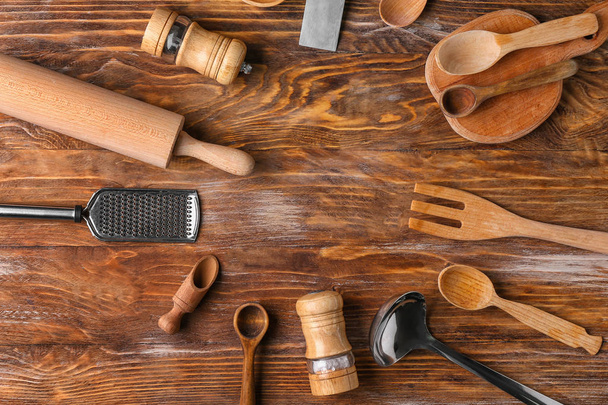 Conjunto de utensílios de cozinha sobre fundo de madeira
 - Foto, Imagem