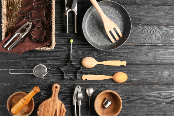 Комплект посуды на деревянном фоне
 - Фото, изображение