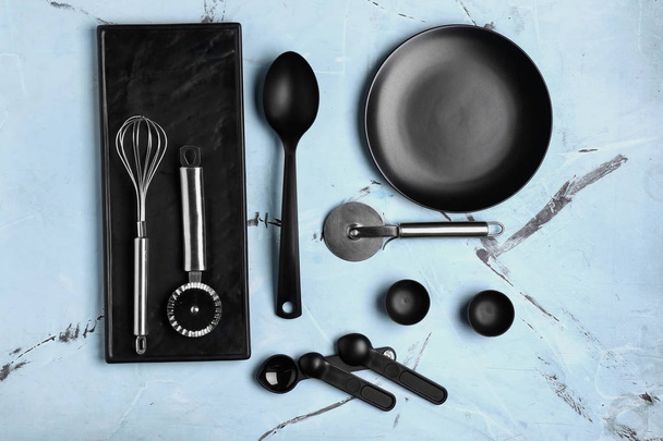 Conjunto de utensilios de cocina sobre fondo de color
 - Foto, Imagen