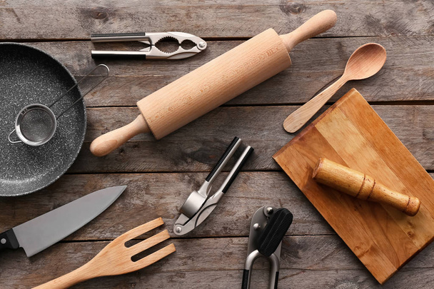 Set de utensilios de cocina sobre fondo de madera
 - Foto, imagen