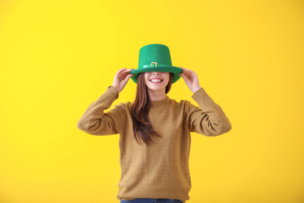 Mulher bonita em chapéu verde sobre fundo de cor. Celebração do Dia de São Patrício
 - Foto, Imagem