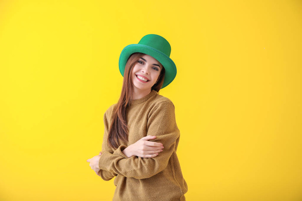 Όμορφη νεαρή γυναίκα με το πράσινο καπέλο στο χρώμα φόντου. Εορτασμός της ημέρας του Αγίου Πατρικίου - Φωτογραφία, εικόνα