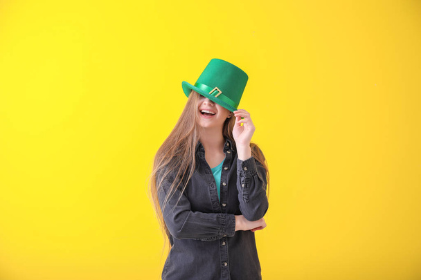 Όμορφη νεαρή γυναίκα με το πράσινο καπέλο στο χρώμα φόντου. Εορτασμός της ημέρας του Αγίου Πατρικίου - Φωτογραφία, εικόνα