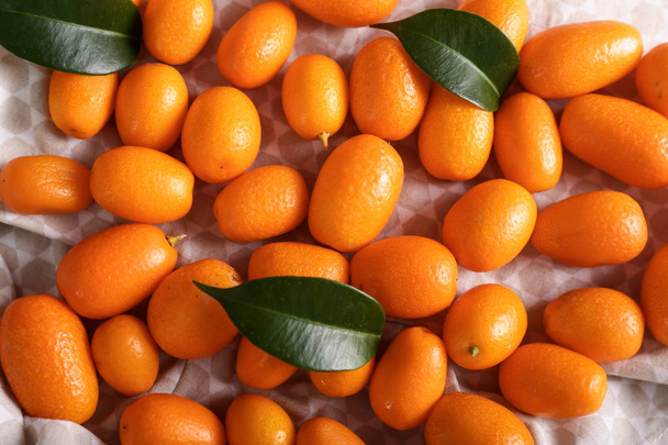 Lahodné kumquat ovoce na stole - Fotografie, Obrázek