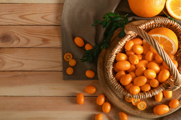 Složení s lahodnou kumquat ovoce na stole - Fotografie, Obrázek